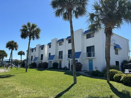 SEASHELL ESCAPE - Pool & Beach Front 2 Bedroom sleeps 6 - Enjoy!!!