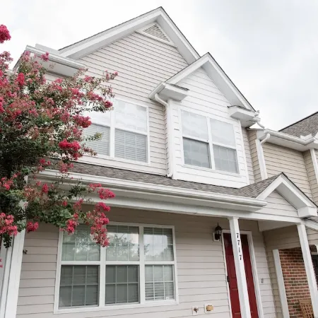 Louisburg Landing - Charming 3-bedroom townhome [Monthly Discount Available!] Отели рядом с достопримечательностью «Торговый центр Triangle Town Center»