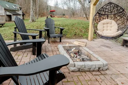 EV Modern Cozy Waterfront Cottage with Fireplace