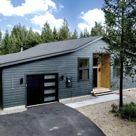 NEW BEND MODERN CHALET 14 MINUTES TO MT. BACHELOR!