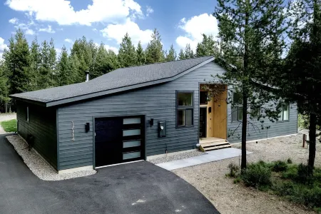 NEW BEND MODERN CHALET 14 MINUTES TO MT. BACHELOR!