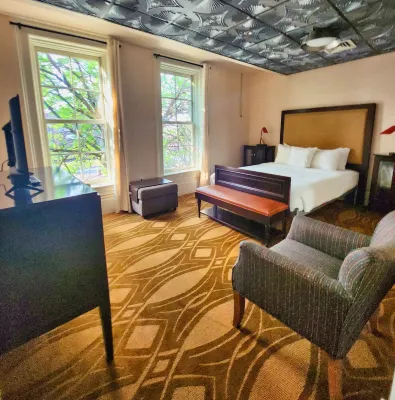 Spacious & historic residence in downtown, a 15-min walk to most venues & events