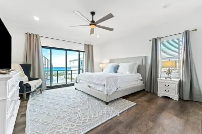 20 ft from Beach Access, Sleeps 31, Pool, Bikes, Ping Pong, 2 Kitchens, Pets ペンサコーラ・ビーチ周辺のホテル