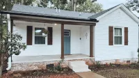 Comfy vintage cottage in beautiful small town--7mins from everything. Hotel dekat CVCC Corporate Development Center