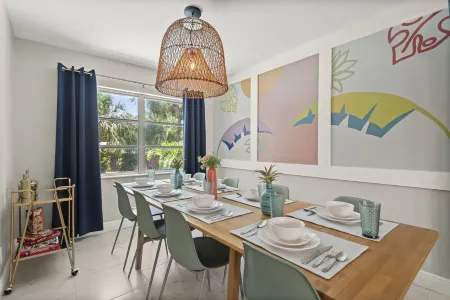 Tropical Oasis - Heated Pool - Hot Tub - Downtown and Beaches