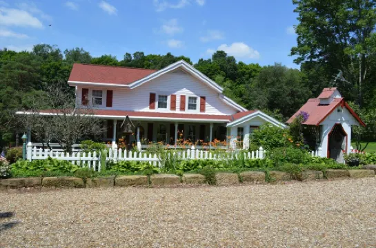 Restored Historical Farmhouse With Pond And Farm Animals At Mohican State Park 漢諾威酒店