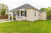 Dog friendly home - large backyard - gas fire pit - 5 mins to downtown or casino