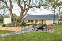 Waterfront Lake House. Sunsets!! Dogs Welcome, Stocked Kitchen, King Bed! - 4 tähden