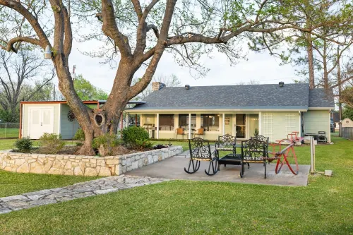 Waterfront Lake House. Sunsets!! Dogs Welcome, Stocked Kitchen, King Bed! - 4 tähden