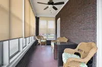 Cheerful 4 Bedroom House Hotels in Belleville