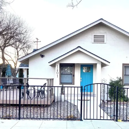 Perched on Pine: Endless Downtown Fun!