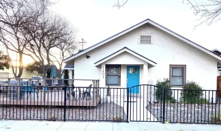 Perched on Pine: Endless Downtown Fun! Отели рядом с достопримечательностью «PARK STREET GALLERY»