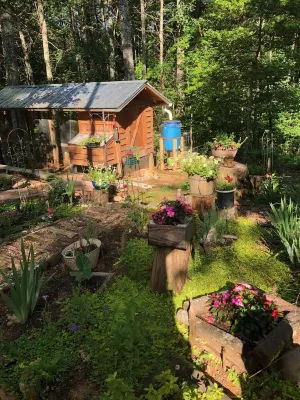 Beautiful & peaceful cabin w deck, garden, firepit & walking trails.