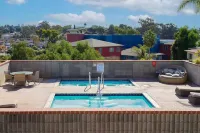 Pool View Modern 3 Bdrm Apt