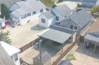 Private bkyd w/tiki Bar, Linens + towels included, Walk to beach. 4 beach badges