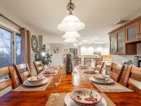 Amenity-Rich Fun Cabin~HotTub*GameRm*20-min to Ski Hotels in Cairo