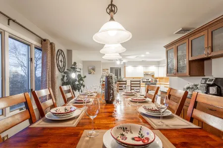 Amenity-Rich Fun Cabin~HotTub*GameRm*20-min to Ski