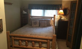 Cute, rustic cabin in Side Lake, No WiFi