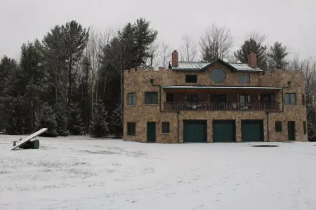 Windham castle with a view & minutes to skiing!