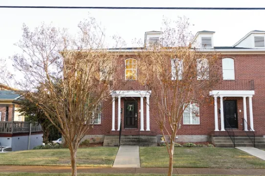 Beautiful 4-Bedroom Condo with WiFi, AC in Fabulous Florence Downtown Near Una