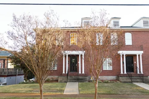 Beautiful 4-Bedroom Condo with WiFi, AC in Fabulous Florence Downtown Near Una