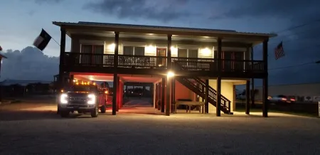 Location, Location!! Only Steps to Froggies Boat Ramp and Bait dock