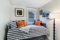 The Pine House: Unit B (near 6th Ave, UPS, UW, and Point Ruston)