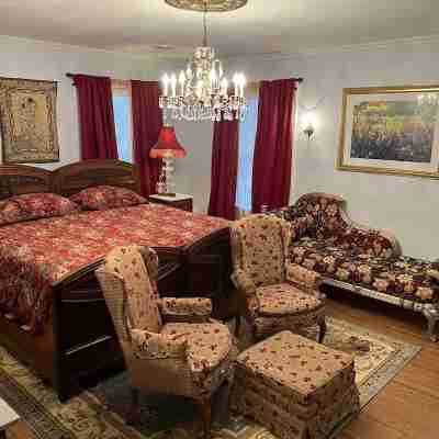 Historic Charm - Modern Comfort! Charming Home & Neighborhood w Large Backyard Rooms