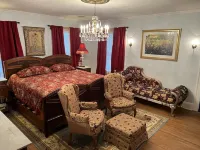 Gatsby charm with modern comforts! Historic home & neighborhood w large backyard Отели рядом с достопримечательностью «Университет Айова Коммьюнити»