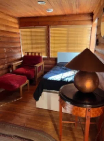 Cozy lake cabin with your own private dock. Secluded lot close to the city!