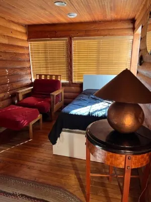 Cozy lake cabin with your own private dock. Secluded lot close to the city!