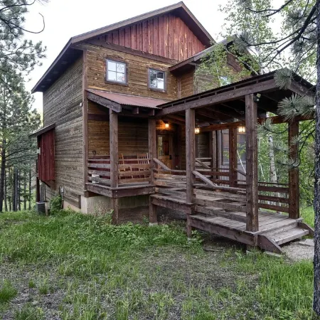 Rustic 4 bedroom cabin at Gilded Mountain, wifi, pool access, paved roads