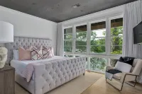 Designer Luxury on Smith Lake/Pool/5BR/3BR/Steps to Water!