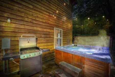 Blissful Mountain Cabin, Close To It all + Hot Tub