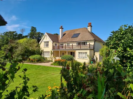 5-bed house: pool, tennis court, walk to beach, 10 acres