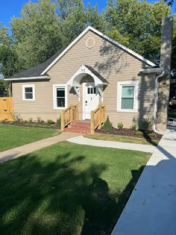 Cute & Cozy Downtown Cottage - Biking, Burgers, & Trails nearby