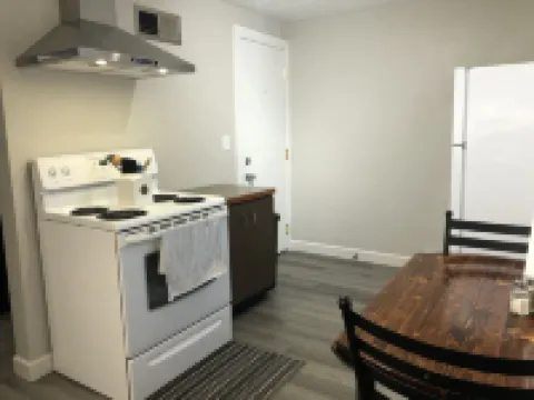 Skots Villa Upper East. Centrally Located Near Sanford Medical Center & Midco.