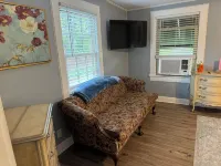 Charming and Historic Holly Cottage Carriage House in Downtown Tyler
