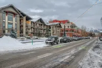 Luxury Condo within walking distance to all the restaurants, shopping and bars.