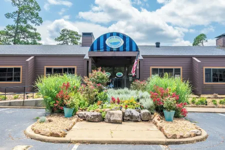 South Shore 1 Bdrm! Gameroom! MiniGolf, Pickleball, 2 Pools, Indoor Hot Tub!