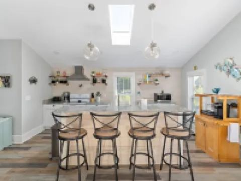 The Lyellton House: 6 Bd 4Ba - Steps to Shops & Shore - Pet Friendly Hotels in Colonial Beach