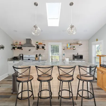 The Lyellton House: 6 Bd 4Ba - Steps to Shops & Shore - Pet Friendly