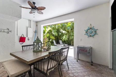 Cozy corner beach house with pool- 1 block from beach! Отели в г. Холмс Бич