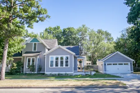 Beautiful Downtown Holland Home next to Kollen Park and Lake Macatawa