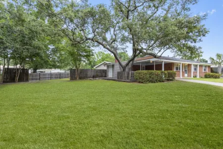 GULF VIEW PLACE - 3 1/2 MINUTE WALK TO EAST BEACH! 1.7 MILES TO CENTER OF TOWN! Отели рядом с достопримечательностью «Шелл»