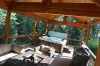 Mountain Retreat with Amazing Hot Tub and Outdoor Patio Area!