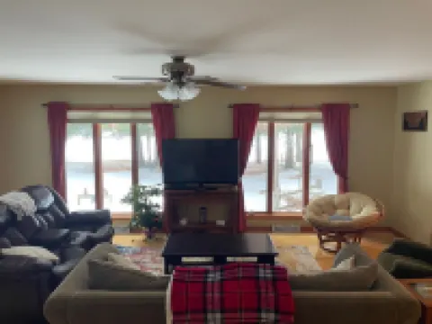 Quiet Lake with Kayaks and Direct Beach Access! 馬凱特縣酒店