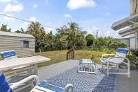 Coastal Cottage 8 min Drive to Downtown & Beaches! Pet Friendly
