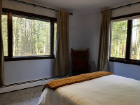 Creek side retreat and breathtaking views! Moments from hunting and fishing!