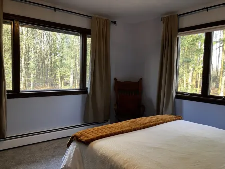 Creek side retreat and breathtaking views! Moments from hunting and fishing! Отели рядом с достопримечательностью «Заказник Коннеот»